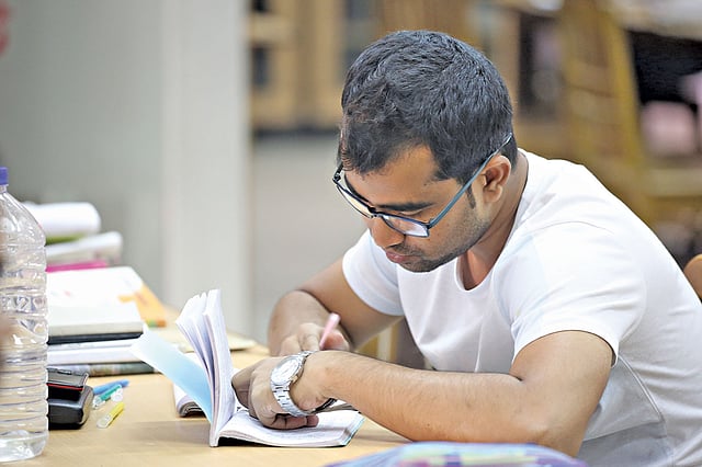 ইংরেজিতে ভালো করতে ইংরেজি পত্রিকার সমসাময়িক তাৎপর্যপূর্ণ কলাম বা লেখা পড়তে পারেন l ছবি: জাহিদুল করিম