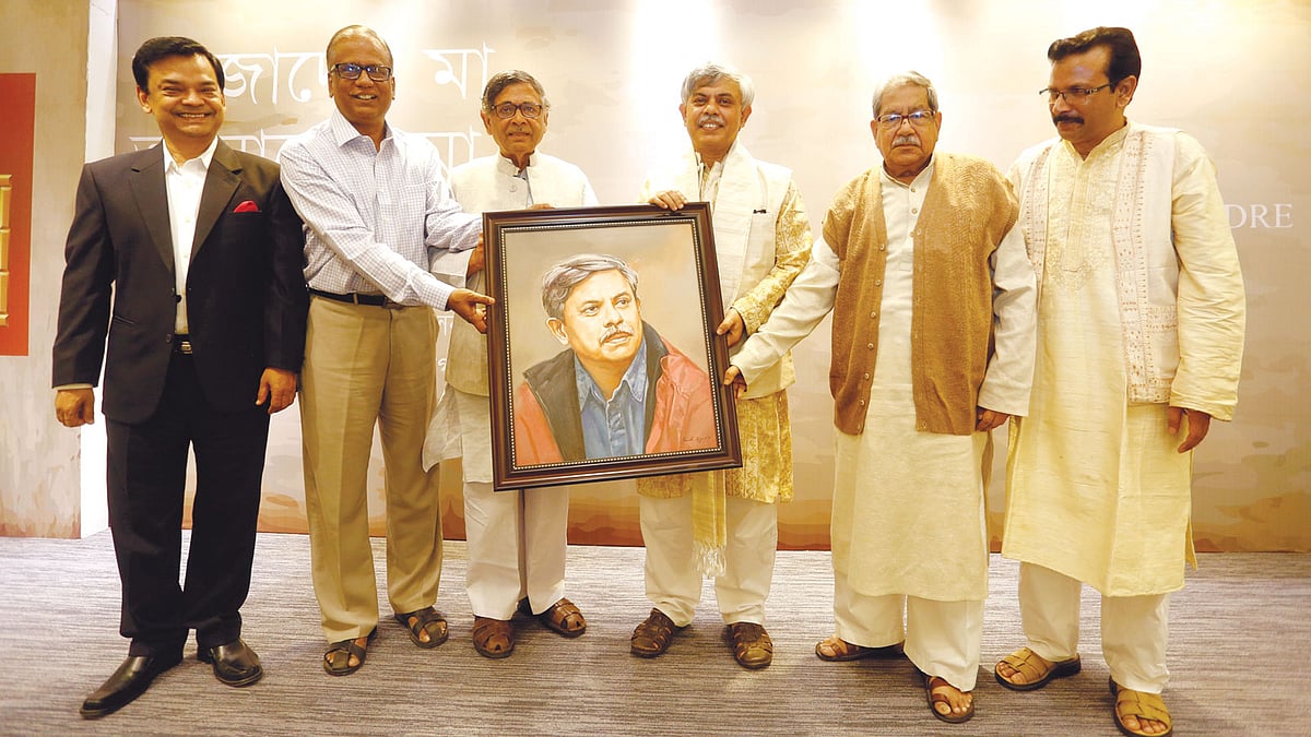 আনিসুল হকের মা উপন্যাস প্রকাশের ১৪তম বার্ষিকী উদ্‌যাপন উপলক্ষে গতকাল জাতীয় জাদুঘরের সুফিয়া কামাল মিলনায়তনে লেখক আনিসুল হককে তাঁর প্রতিকৃতি উপহার দেন অধ্যাপক আনিসুজ্জামান। ছবিতে (বাঁ থেকে) জুয়েল আইচ, নাসির উদ্দীন ইউসুফ বাচ্চু, আবদুল্লাহ আবু সায়ীদ ও ফরিদ আহমেদ l ছবি: প্রথম আলো