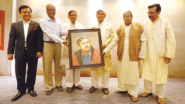 আনিসুল হকের মা উপন্যাস প্রকাশের ১৪তম বার্ষিকী উদ্‌যাপন উপলক্ষে গতকাল জাতীয় জাদুঘরের সুফিয়া কামাল মিলনায়তনে লেখক আনিসুল হককে তাঁর প্রতিকৃতি উপহার দেন অধ্যাপক আনিসুজ্জামান। ছবিতে (বাঁ থেকে) জুয়েল আইচ, নাসির উদ্দীন ইউসুফ বাচ্চু, আবদুল্লাহ আবু সায়ীদ ও ফরিদ আহমেদ l ছবি: প্রথম আলো