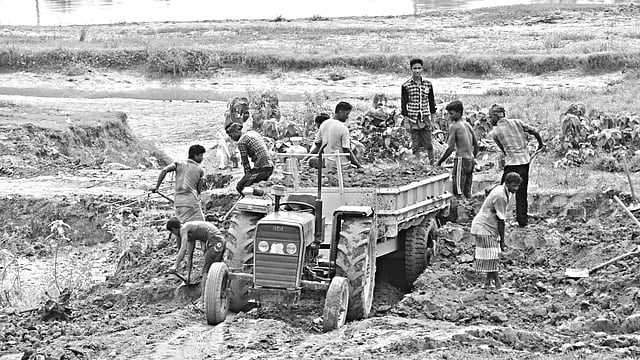 কুমিল্লার গোমতী নদী থেকে মাটি কেটে ট্রাকে তোলা হচ্ছে। বুড়িচং উপজেলার গোবিন্দপুর এলাকা থেকে সম্প্রতি তোলা ছবি l প্রথম আলো