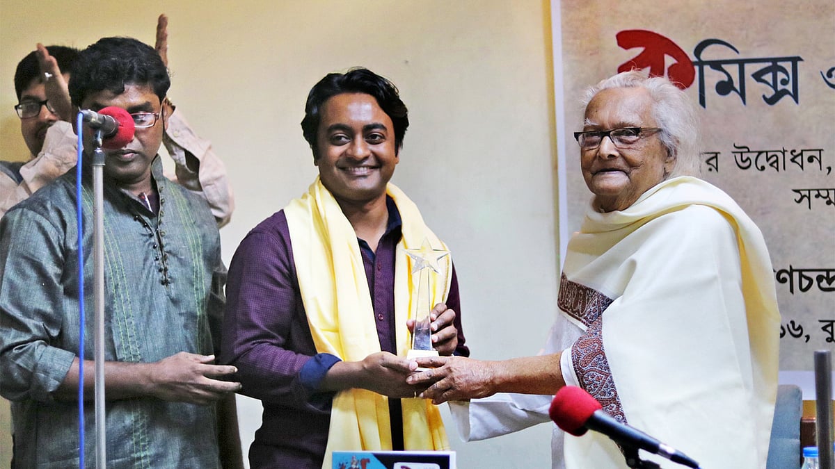 পুরস্কার নিচ্ছেন তরুণ কার্টুনিস্ট মেহেদী হক