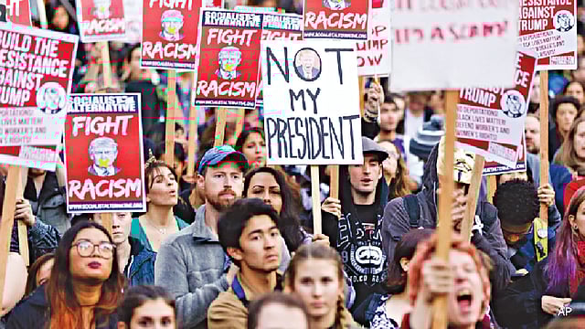 লোকরঞ্জনবাদী ট্রাম্পের বিজয়ে কিছু মার্কিন নাগরিক ক্ষুব্ধ প্রতিবাদ জানিয়েছেন। ছবি: এএফপি
