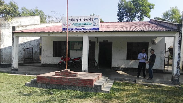প্রয়াত কথাসাহিত্যিক হ‌ুমায়ূন আহমেদ প্রতিষ্ঠিত নেত্রকোনার কেন্দুয়া উপজেলার কুতুবপুর গ্রামের শিক্ষাপ্রতিষ্ঠান শহীদ স্মৃতি বিদ্যাপীঠ। ছবি: আবুল হাসনাত
