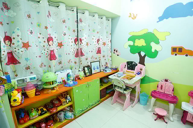 টেবিল বর্ণিল হলে শিশুর কাছে পড়াটাও আকর্ষণীয় হয়ে উঠবে৷ কৃতজ্ঞতা: সাবিহা কুমু৷ ছবি: নকশা