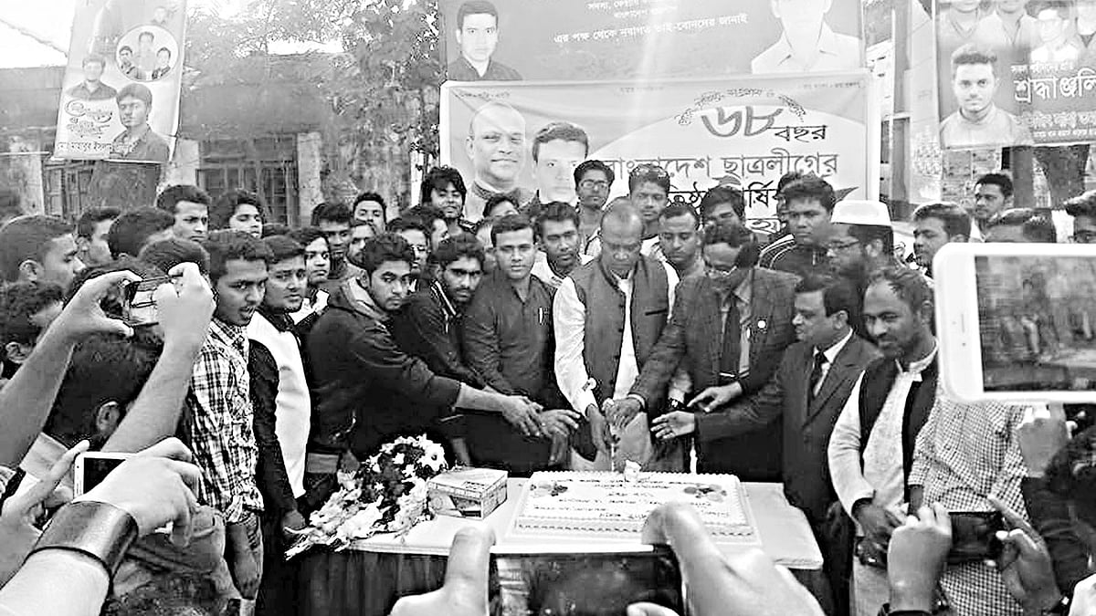 গত বছর জানুয়ারিতে ছাত্রলীগের প্রতিষ্ঠাবার্ষিকীর অনুষ্ঠানে কেক কাটছেন সাংসদ মিজানুর রহমান। তাঁর ডানে গোল চিহ্নিত ব্যক্তি দুর্ধর্ষ সন্ত্রাসী পলাশ শেখ l সংগৃহীত