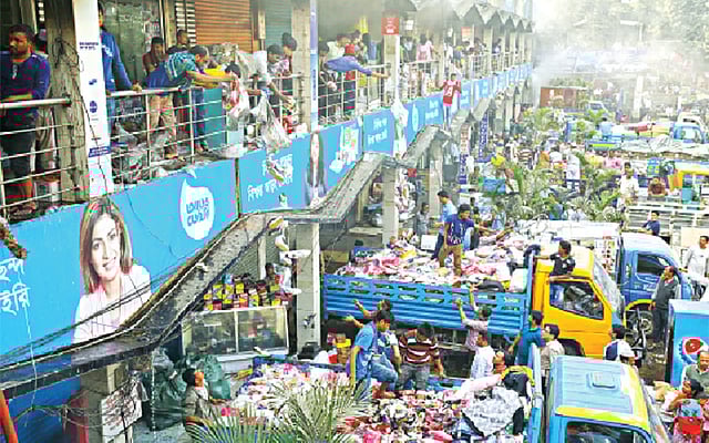 আগুন থেকে রক্ষা করা মালামাল সরিয়ে নিচ্ছেন ব্যবসায়ীরা l প্রথম আলো