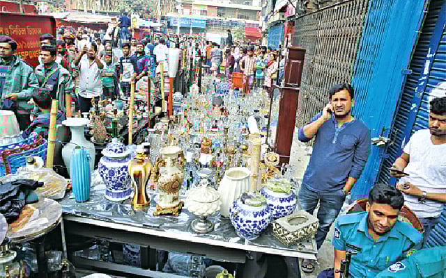 উদ্ধার করা দামি দামি মালামাল রাখা হয়েছে ফুটপাতে l প্রথম আলো