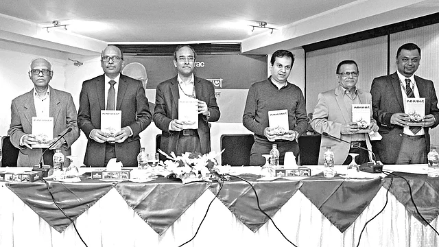 কৃষি-অর্থনীতিবিদ ও ব্র্যাকের সাবেক নির্বাহী পরিচালক মাহবুব হোসেনের প্রথম মৃত্যুবার্ষিকীর স্মরণসভা এবং তাঁর সম্পাদিত বইয়ের মোড়ক উন্মোচন অনুষ্ঠানে অতিথিরা l ব্র্যাকের সৌজন্যে
