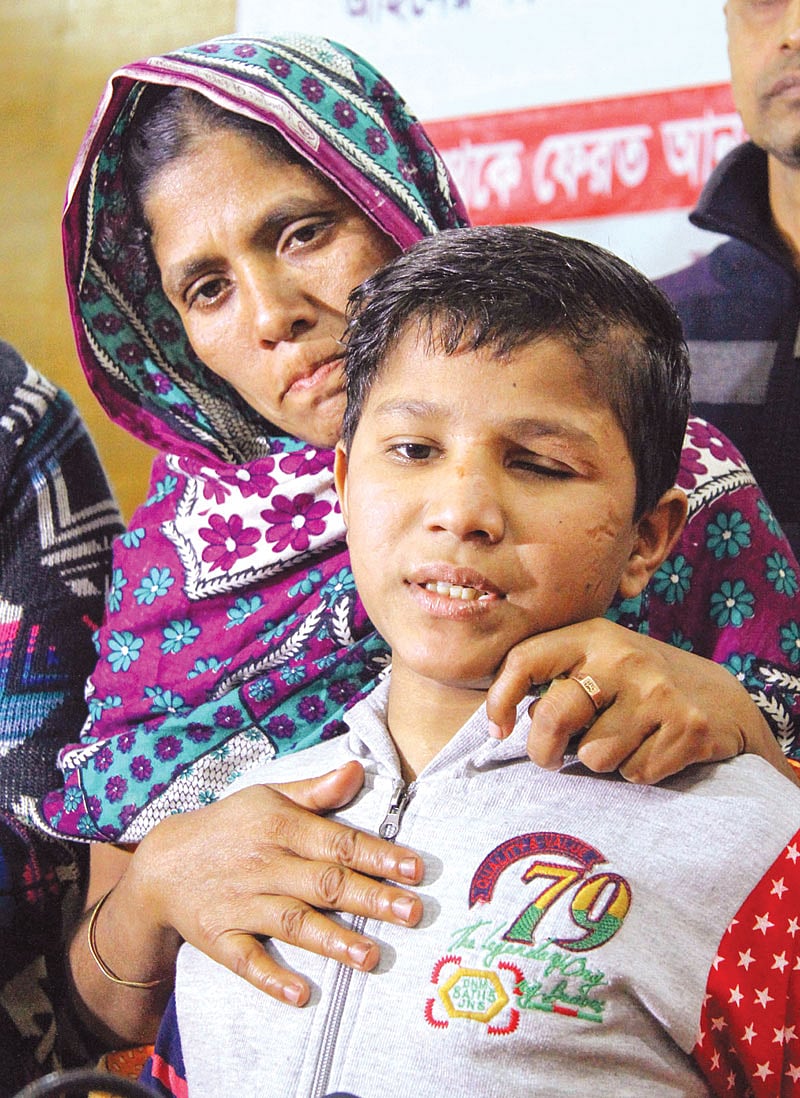 শিশু ইয়ামিনকে গতকাল তার মা শামসুন্নাহারের হাতে তুলে দেওয়া হয়। ছবিটি চট্টগ্রাম নগর ভবন থেকে তোলা  l প্রথম আলো