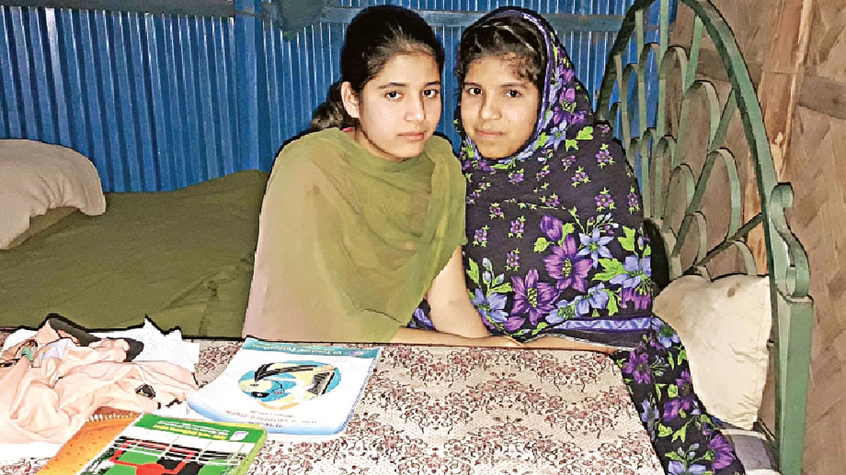 বাক্ ও শ্রবণপ্রতিবন্ধী দুই বোন ইরিনা আক্তার ও শারমিন আক্তার (বাঁয়ে)। এরপরও বিশেষায়িত কোনো শিক্ষা িনচ্ছে না তারা। পড়ছে সাধারণ বিদ্যালয়ে। এবার প্রাথমিক সমাপনী পরীক্ষা দিয়ে পাসও করেছে দুজন। ছবিটি ৪ জানুয়ারি সীতাকুণ্ডের দক্ষিণ সোনাইছড়ি গ্রামের বাড়ি থেকে তোলা l প্রথম আলো