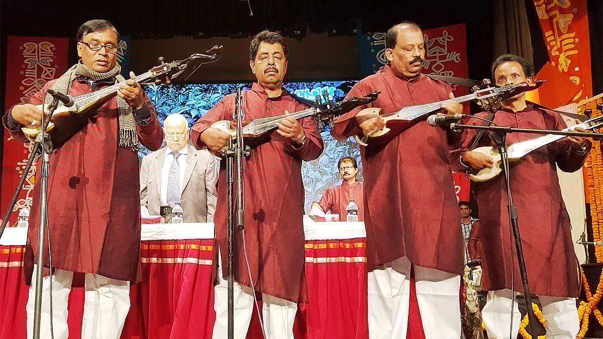 স্বরূপ দোতারা সাংস্কৃতিক শিল্পীগোষ্ঠীর পরিবেশনায় জাতীয় সংগীত