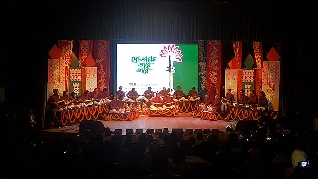 দোতারা শোনান ঢাকা ও পার্শ্ববতী বিভিন্ন অঞ্চলের দোতারা শিল্পীরা
