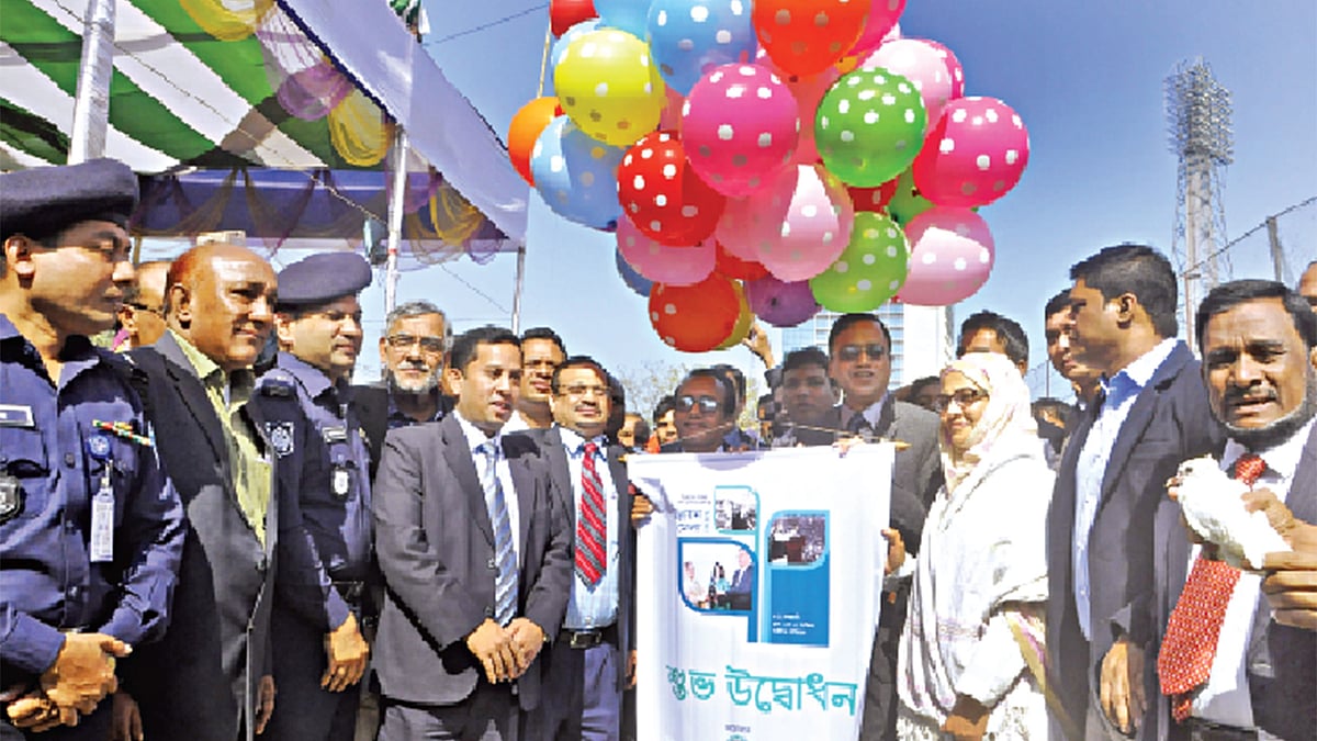 বেলুন উড়িয়ে গতকাল সকালে চট্টগ্রামে উন্নয়ন মেলার উদ্বোধন করেন বাংলাদেশ অর্থনৈতিক অঞ্চল কর্তৃপক্ষের নির্বাহী চেয়ারম্যান পবন চৌধুরীসহ অতিথিরা। ছবিটি নগরের এম এ আজিজ স্টেডিয়ামের অনুশীলন মাঠে থেকে তোলা l প্রথম আলো