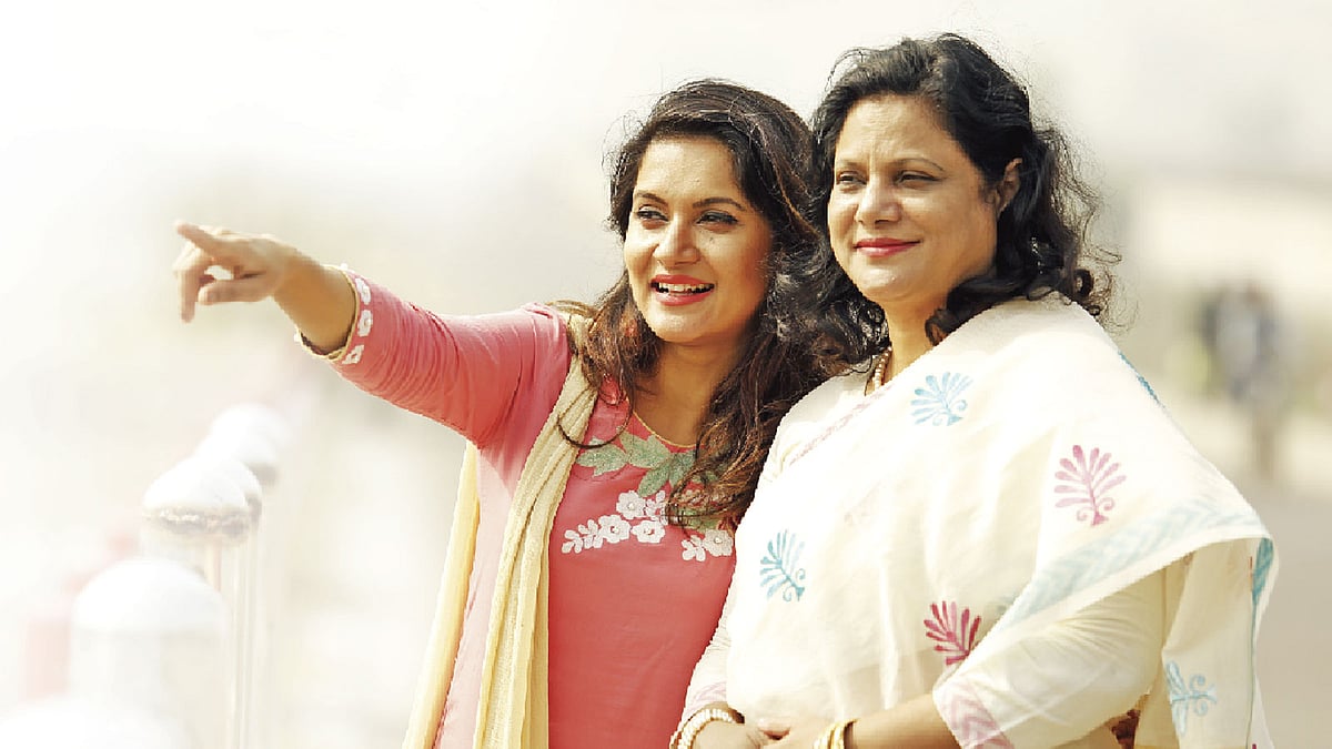 মায়ের সঙ্গে মিথিলা ছবি: অধুনা