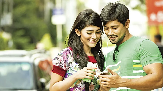 গান মানুষের যেকোনো শারীরিক ও মানসিক ধকল সামলাতে সাহায্য করে। মডেল: পিয়া বিপাশা ও সুমন, ছবি: অধুনা