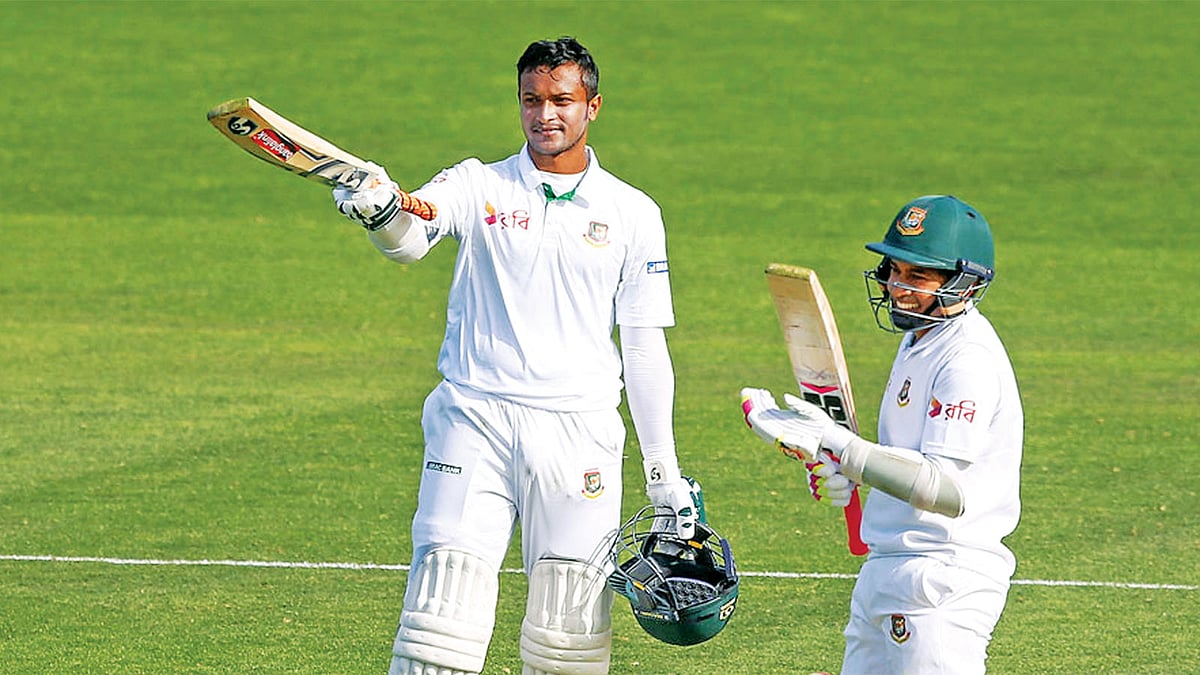 দর্শকদের অভিনন্দনের জবাব দিচ্ছেন সাকিব, পাশে মুশফিক। সাকিবের ডাবল সেঞ্চুরির কিছুক্ষণ আগে তিনিও পেরিয়েছেন দেড় শ। এই দুজনের ব্যাটে কাল বেসিন রিজার্ভে পিষ্ট হয়েছে নিউজিল্যান্ড l ক্রিকইনফো