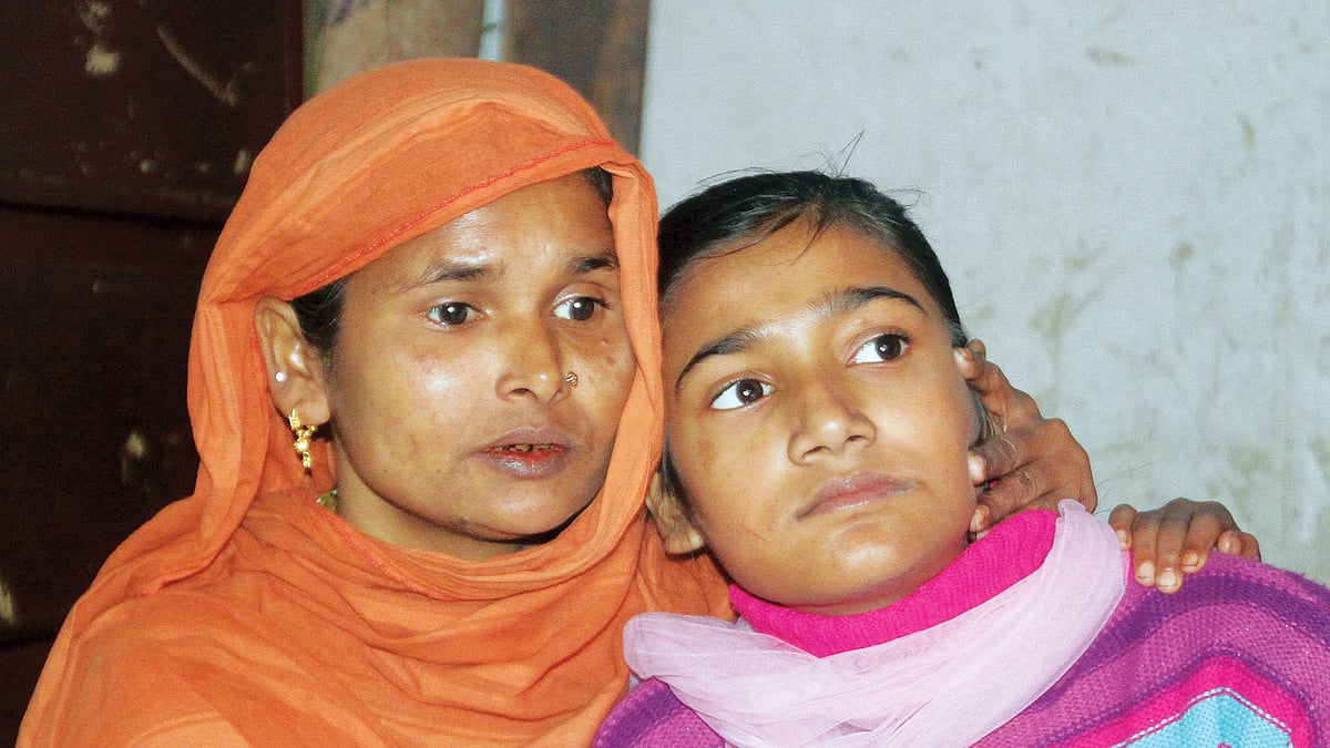 আবার কোনো দিন দেখা হবে মা-মেয়ে কেউই তা ভাবতে পারেননি। দেখা হওয়ার পরও যেন বিশ্বাস হচ্ছে না! মেয়ে ফাইনুরের সঙ্গে মা জরিনা বেগম ছবি l সৌরভ দাশ