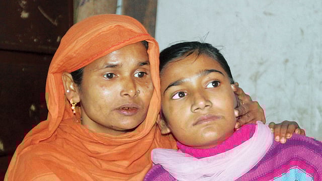 আবার কোনো দিন দেখা হবে মা-মেয়ে কেউই তা ভাবতে পারেননি। দেখা হওয়ার পরও যেন বিশ্বাস হচ্ছে না! মেয়ে ফাইনুরের সঙ্গে মা জরিনা বেগম ছবি l সৌরভ দাশ