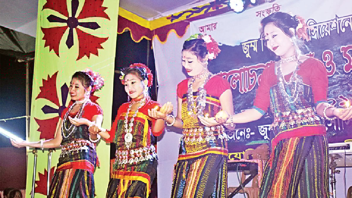 খাগড়াছড়ির দীঘিনালা উপজেলার উদলবাগানে জুম্ম ফিল্ম অ্যাসোসিয়েশনের প্রতিষ্ঠাবার্ষিকী উপলক্ষে আয়োজিত অনুষ্ঠানে শিল্পীদের নাচ পরিবেশনা l প্রথম আলো