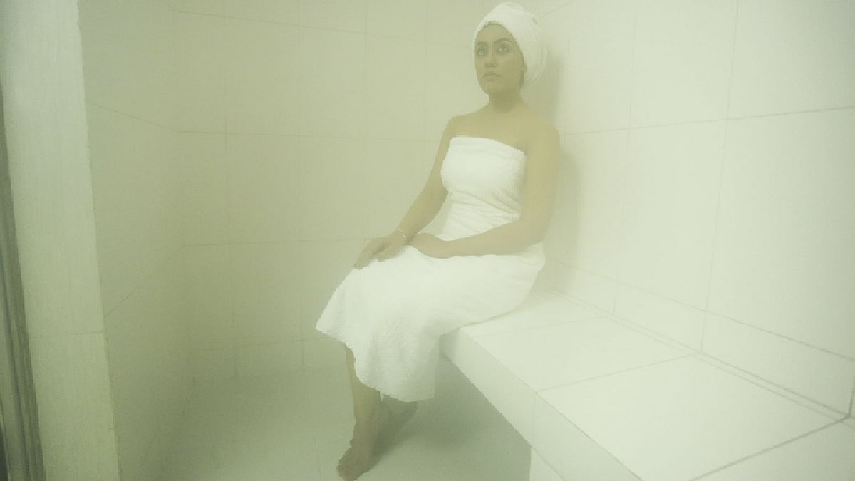 দিনের যেকোনো সময়ই স্টিম বাথ নিতে পারবেন। মডেল: প্রমা, কৃতজ্ঞতা: পারসোনা হেলথ, ছবি: নকশা