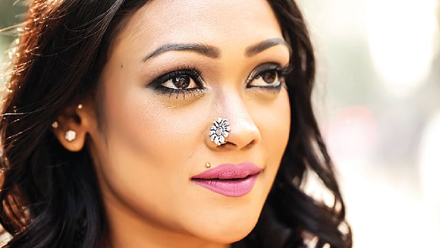 নাকফুলের নকশায় দেখা যাচ্ছে নতুনত্ব। মডেল: আজরা, নাকফুল: হাটবাজার, সাজ: কিউবেলা, ছবি: কবির হোসেন