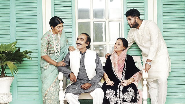 বিয়ের আগে বর–​কনের পরস্পরের পরিবারের সঙ্গে যোগাযোগ থাকলে একধরনের জানাশোনা তৈরি হয়। মডেল: সুষমা, আব্দুল আজিজ, মনি আজিজ ও তূর্য, ছবি: কবির হোসেন