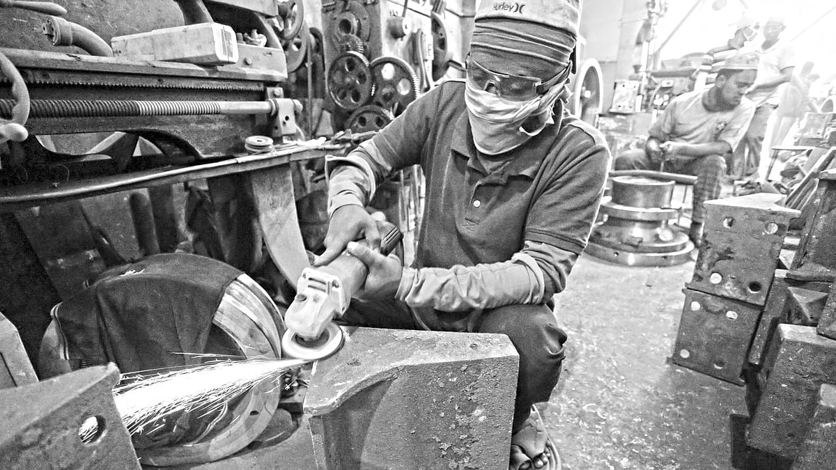 ঢাকার টিপু সুলতান রোডের একটি হালকা প্রকৌশলশিল্প কারখানায় দুই শ্রমিকের কর্মব্যস্ততা। সম্প্রতি ছবিটি তুলেছেন হাসান রাজা