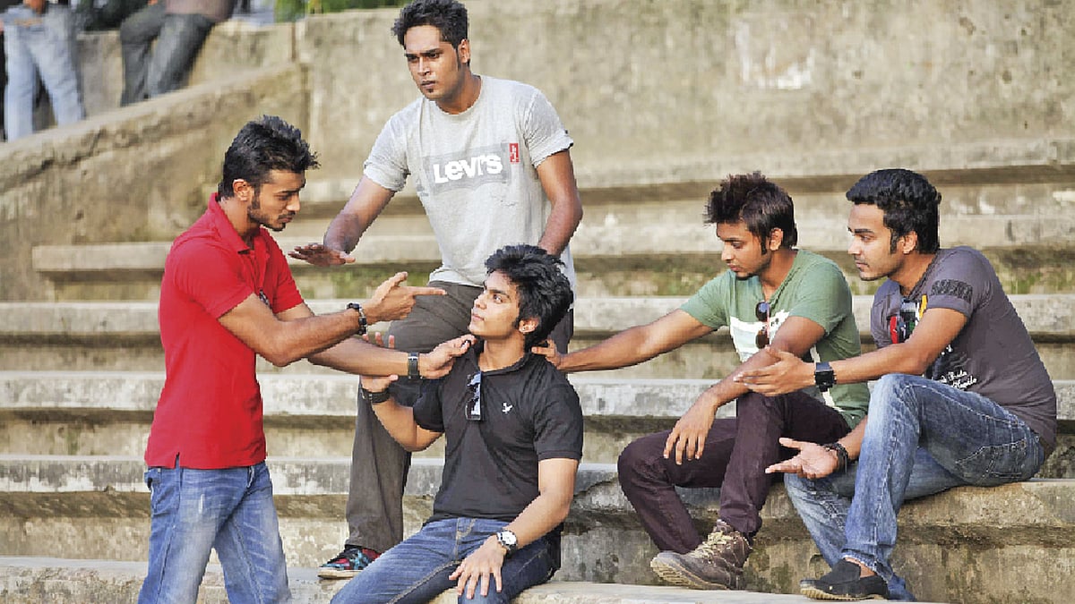 ছবিটি প্র​তীকী। আড্ডার মাঝে ঝগড়া থেকে যেন কোনো অপরাধ না হয়। ছবি: অধুনা