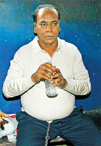 প্রিজন ভ্যানে আসামি সাবেক কাউন্সিলর নূর হোসেন l ছবি: প্রথম আলো