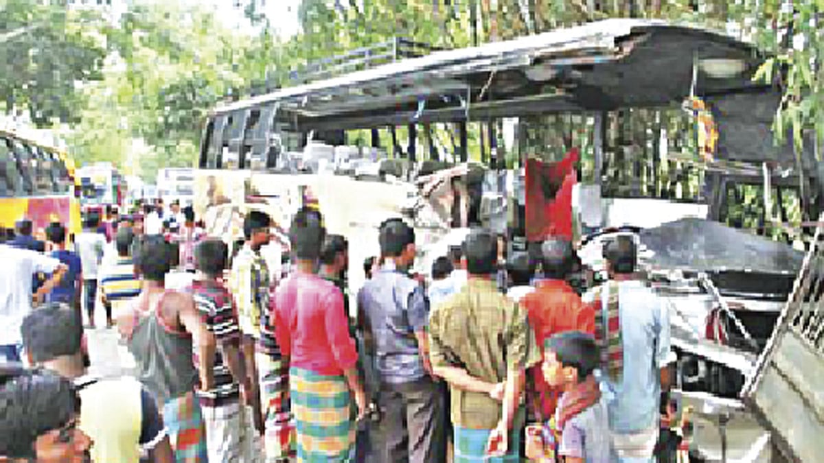 বেপরোয়া গাড়ি চালানোর ফল সড়ক দুর্ঘটনা