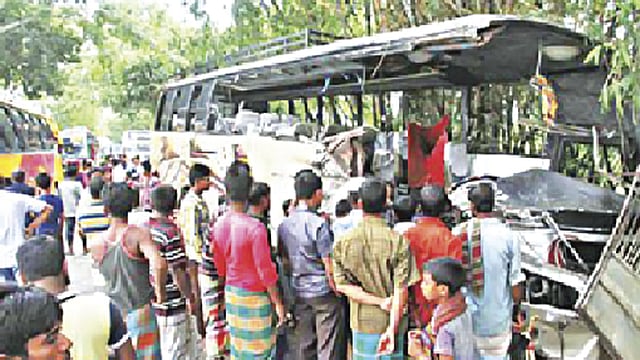 বেপরোয়া গাড়ি চালানোর ফল সড়ক দুর্ঘটনা
