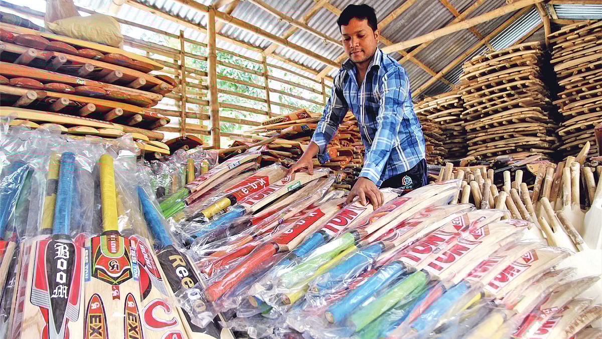 যশোর সদর উপজেলার নরেন্দ্রপুর ইউনিয়নের মিস্ত্রিপাড়া গ্রামে নিজের ব্যাট তৈরির কারখানায় ব্যস্ত পবন মজুমদার। ছবিটি গত মঙ্গলবার দুপুরে তুলেছেন এহসান-উদ-দৌলা