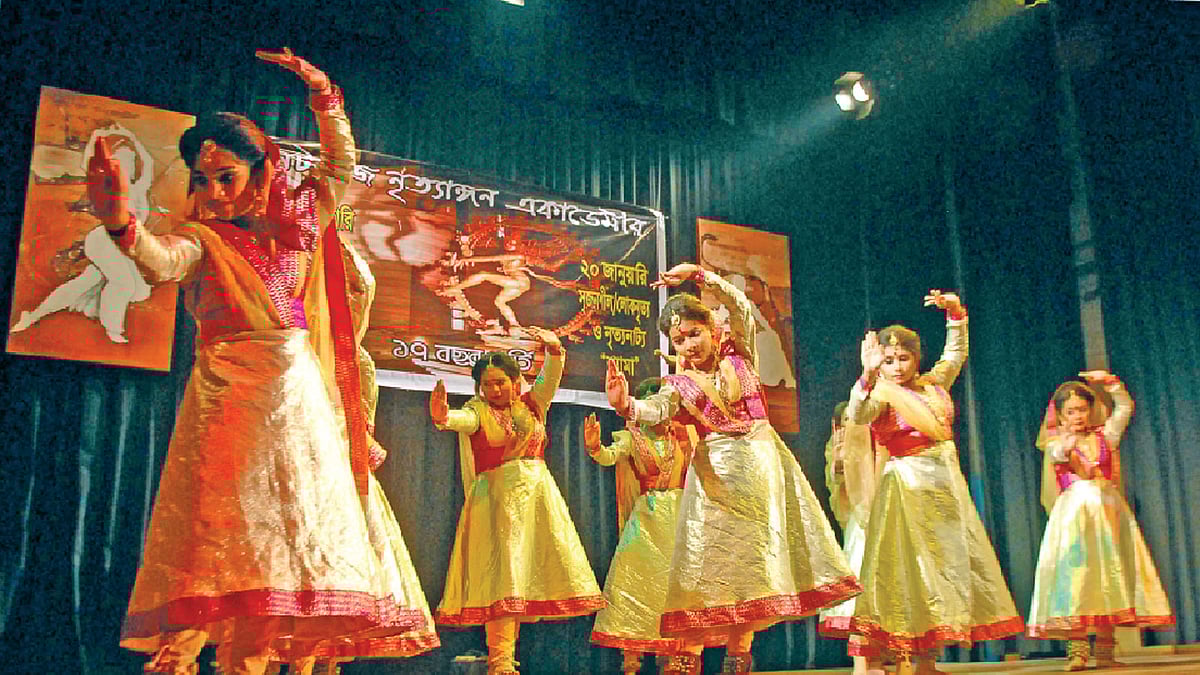 নটরাজ নৃত্যাঙ্গনের ১৭ বছর পূর্তি উৎসবে টিআইসিতে সংগঠনের শিল্পীদের সমবেত নাচ l প্রথম আলো