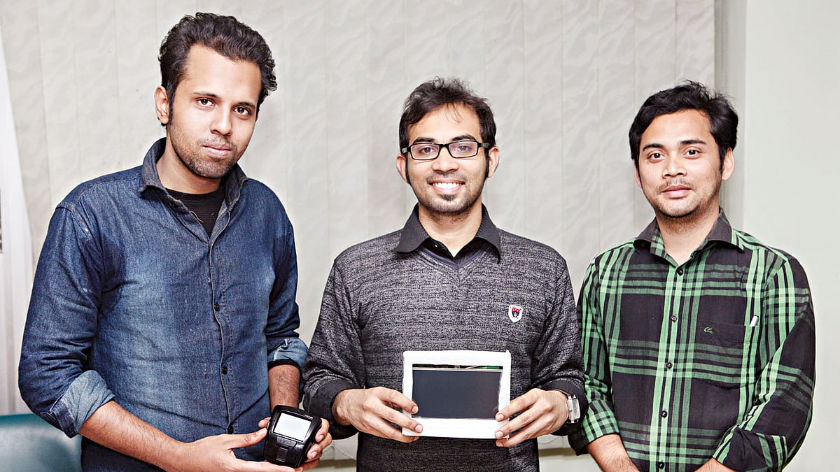 এই তিন তরুণের তৈরি অ্যাডামস কিট দুর্ঘটনার আগে চালককে সতর্ক করে দেবে l প্রথম আলো