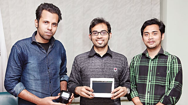 এই তিন তরুণের তৈরি অ্যাডামস কিট দুর্ঘটনার আগে চালককে সতর্ক করে দেবে l প্রথম আলো