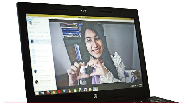 দূরত্বের সম্পর্কে বোঝাপড়া থাকাটা খুব জরুরি। মডেল: তুর্জি ও অবাক, ছবি: সুম​ন ইউসুফ