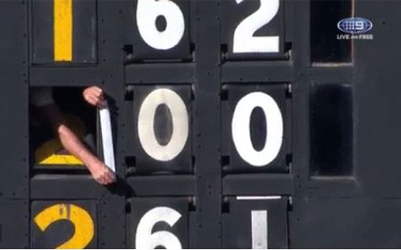 স্কোরে ‘1’ বানানো হলো টেপ দিয়ে। ভিডিও থেকে নেওয়া ছবি