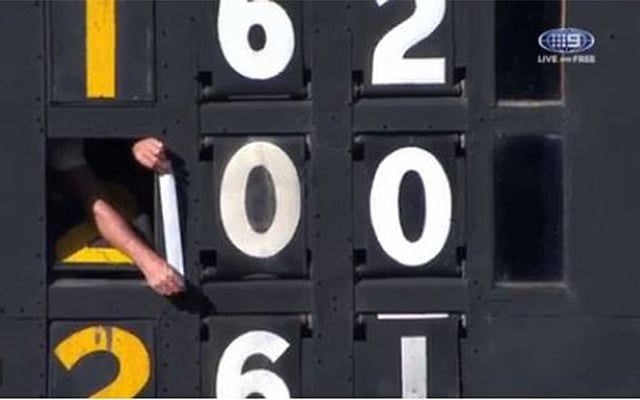 স্কোরে ‘1’ বানানো হলো টেপ দিয়ে। ভিডিও থেকে নেওয়া ছবি