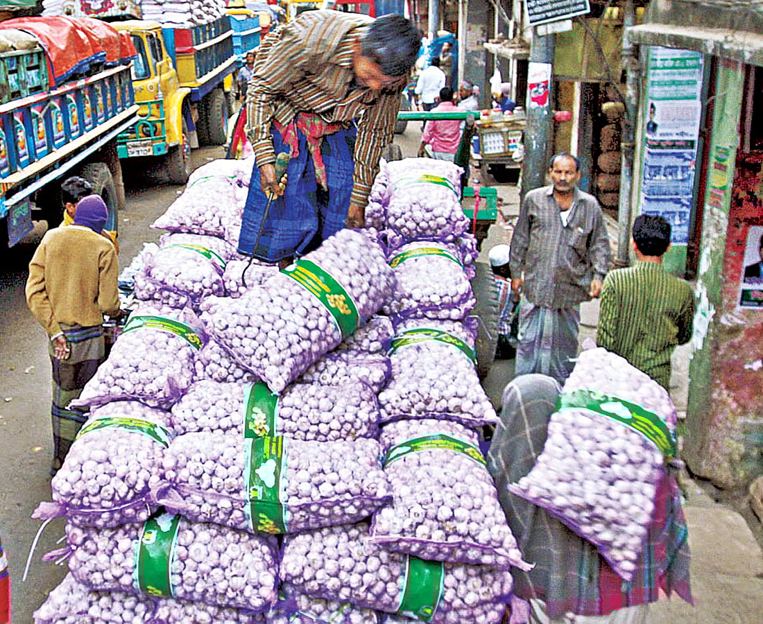 চট্টগ্রামের খাতুনগঞ্জ পাইকারি মোকামে আমদানি করা পণ্য ওঠানো-নামানোর কাজে ব্যস্ত শ্রমিক l প্রথম আলো