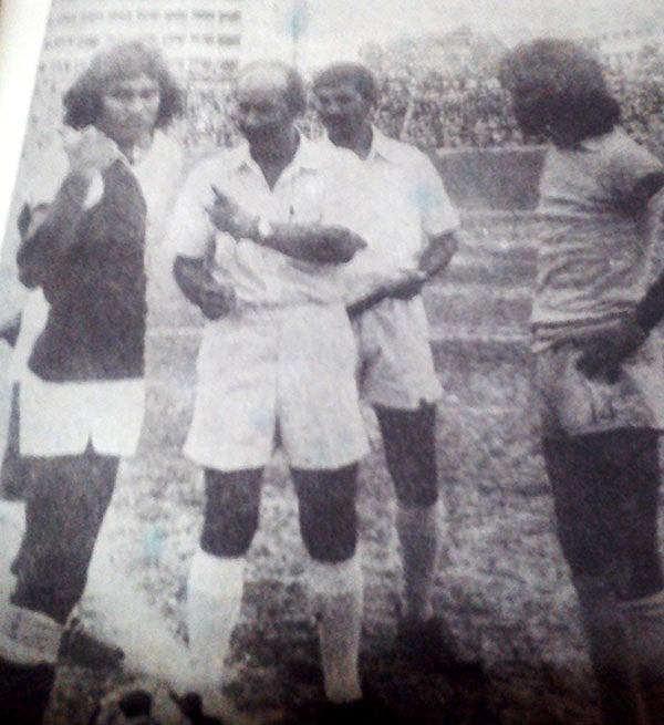 নান্নু-মঞ্জুর দ্বৈরথের তীব্রতার সাক্ষী এই ছবি। ম্যাচের আগে আবাহনীর অধিনায়ক বড় ভাই মনোয়ার হোসেন নান্নুর সঙ্গে হাত মেলাতে চাননি মোহামেডান অধিনায়ক শামসুল আলম মঞ্জু। ছবি: সংগৃহীত