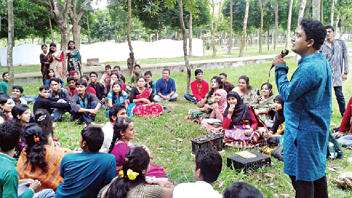 এভাবেই শ্রেণিকক্ষের বাইরে পরিচালিত হয় ব্যতিক্রমী ক্লাস