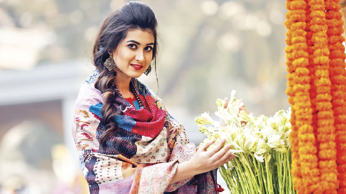 সন্ধ্যার হালকা হিম হিম বাতাসে মানানসই জমকালো নকশার হালকা চাদর। মডেল: নিশি, সাজ: বিন্দিয়া এক্সক্লুসিভ, চাদর: বিশ্বরঙ, ছবি: সুমন ইউসুফ