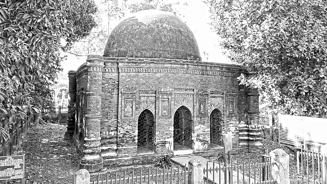 নারায়ণগঞ্জের সোনারগাঁয়ের ঐতিহাসিক গোয়ালদি মসজিদ। ছবিটি গত বৃহস্পতিবার তোলা ছবি l প্রথম আলো