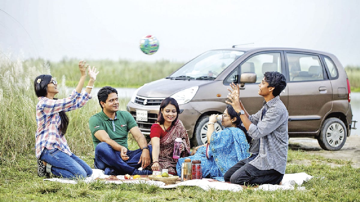 পিকনিকের সময়টা আনন্দে কাটাতে দরকারি জিনিসপত্র সঙ্গে রাখা জরুরি। ছবি: নকশা