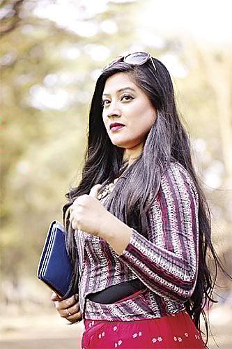 কঠিন কোনো সিদ্ধান্ত নেওয়ার সময় আত্মবিশ্বাস রাখুন। মডেল: রানী সরকার, ছবি: কবির হোসেন