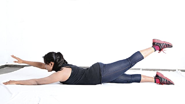 এবার বাম হাতে ভর দিয়ে ডান হাত ও বাম পা তুলুন