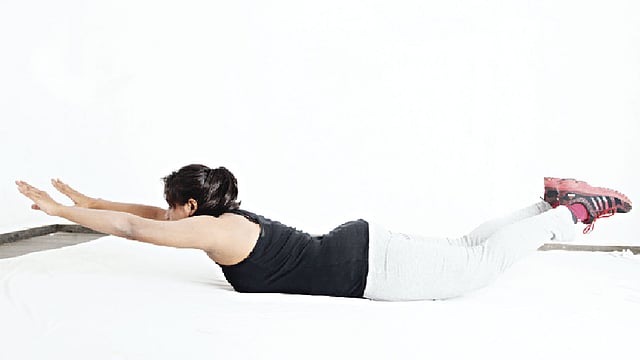 পেটে ভর দিয়ে এভাবে হাত ও পা ওপরে তুলে ১০ সেকেন্ড পর ধীরে ধীরে নীচে নামান। ব্যায়​ামের ধাপগুলো দেখিয়েছেন দয়িতা