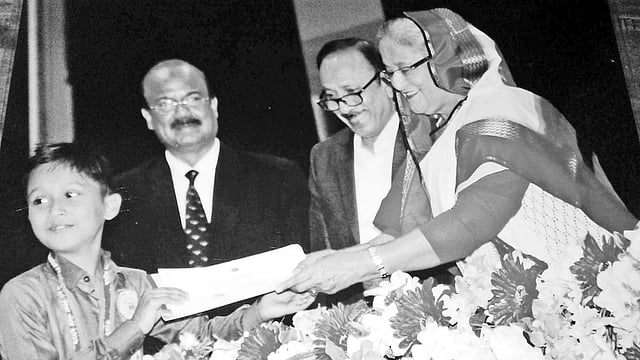 প্রধানমন্ত্রী শেখ হাসিনার কাছ থেকে সনদ গ্রহণ করছে কমলগঞ্জ উপজেলার শমশেরনগর সরকারি প্রাথমিক বিদ্যালয়ের ছাত্র মাহিম l ছবি: পিআইডি