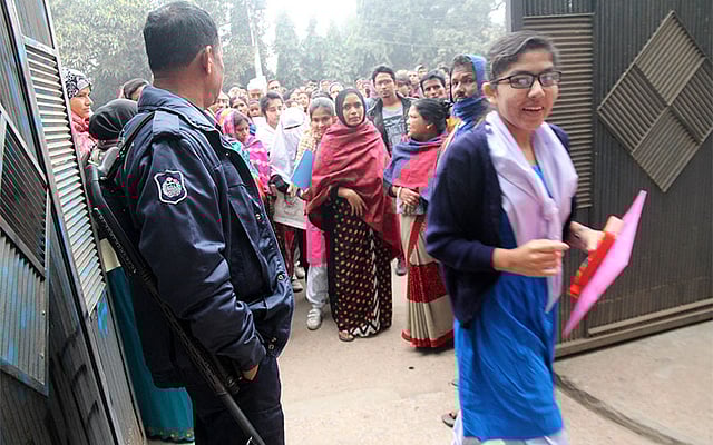 পরীক্ষার কেন্দ্রে প্রবেশ করছে এক ছাত্রী। বাইরে অভিভাবকেরা। চলতি বছরের এসএসসি ও সমমানের পরীক্ষা আজ বৃহস্পতিবার শুরু হয়েছে। ছবিটি বগুড়া সরকারি বালিকা উচ্চবিদ্যালয়ের ফটক থেকে তোলা। ছবি: সোয়েল রানা