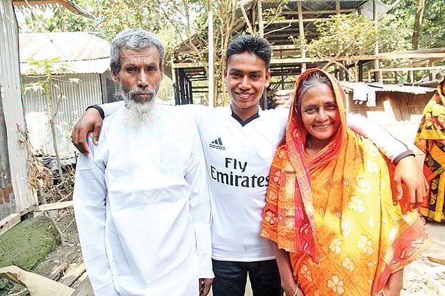 বাবা ও মায়ের সঙ্গে ইমাম শেখ। ছবি: আলীমুজ্জামান